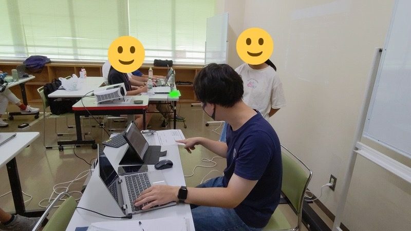 CoderDojo で子どもたちにメンタリングする様子 3